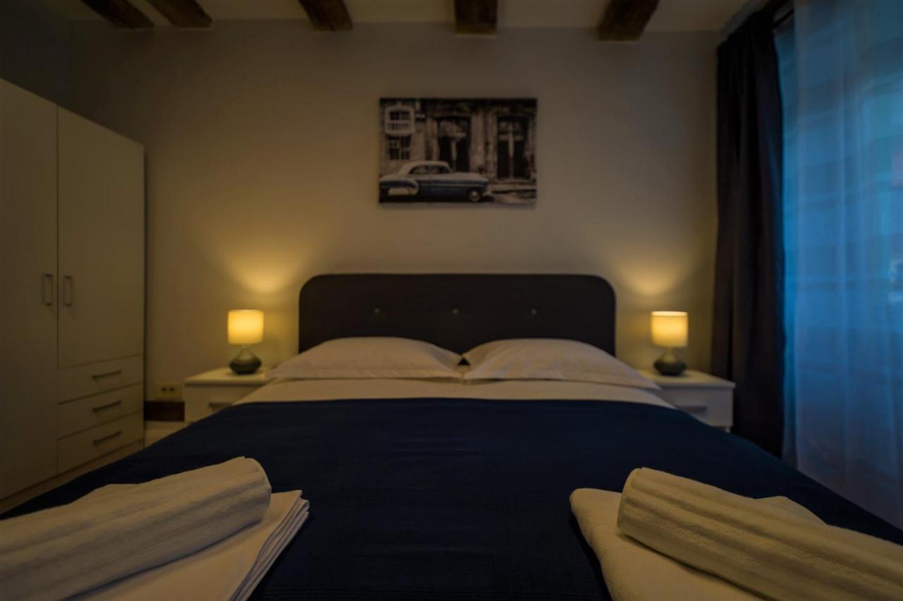 Lamp House Apartment *